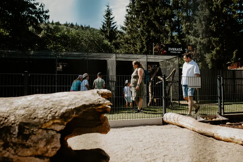 Návštevníci pri vstupe do Ranč Zoo