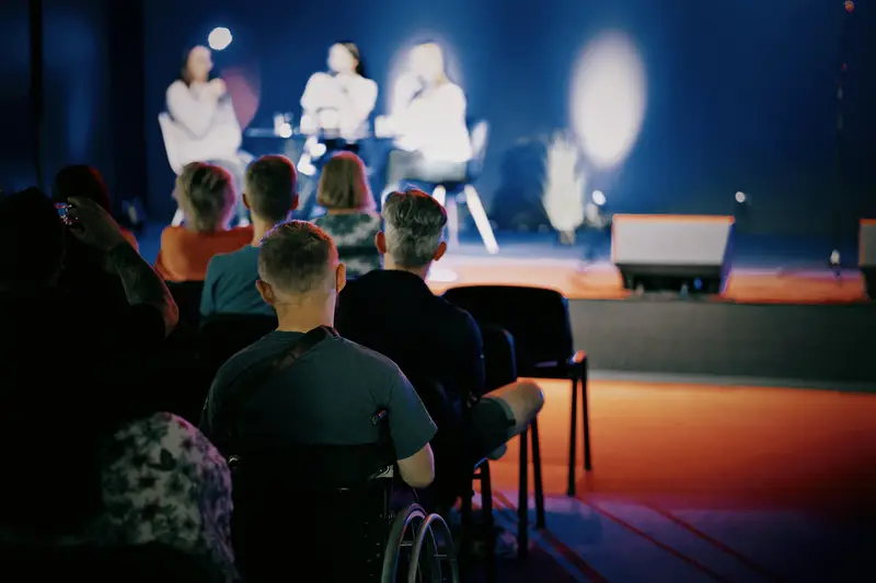 Program na pódiu vo veľkej konferenčnej sále