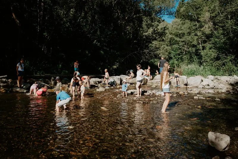 Deti a rodiny sa hrajú v rieke Čierny Váh