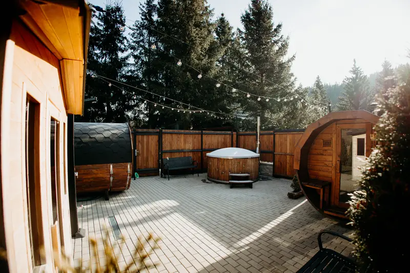Vonkajší wellness s vírivkou a saunou